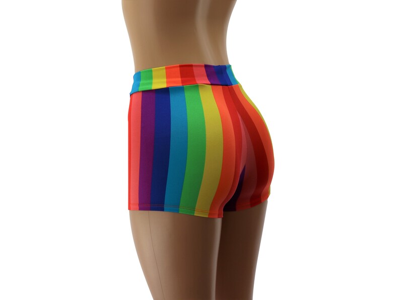Pu&ograve; includere: Shorts a righe arcobaleno con vita alta. I pantaloncini sono realizzati in un tessuto elastico e confortevole e hanno un vivace motivo arcobaleno.