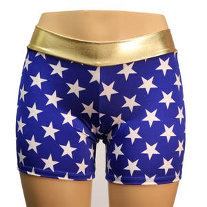 Pu&ograve; includere: Shorts blu con stampa a stelle bianche e fascia in vita dorata.