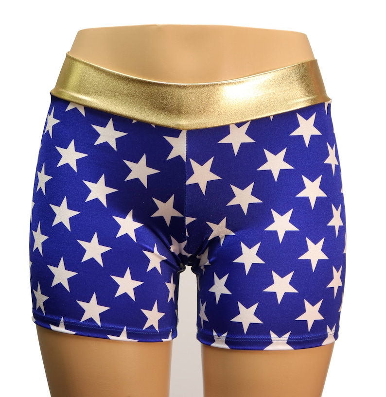 Pu&ograve; includere: Shorts blu con stampa a stelle bianche e fascia in vita dorata.