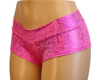 Shorts de licra rosa fucsia metalizada con efecto holográfico y tiro bajo. ¡Perfectos para fiestas rave, pole dance, festivales y mucho más!
