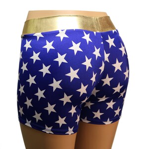 Pu&ograve; includere: Shorts blu con stampa a stelle bianche e cintura dorata.