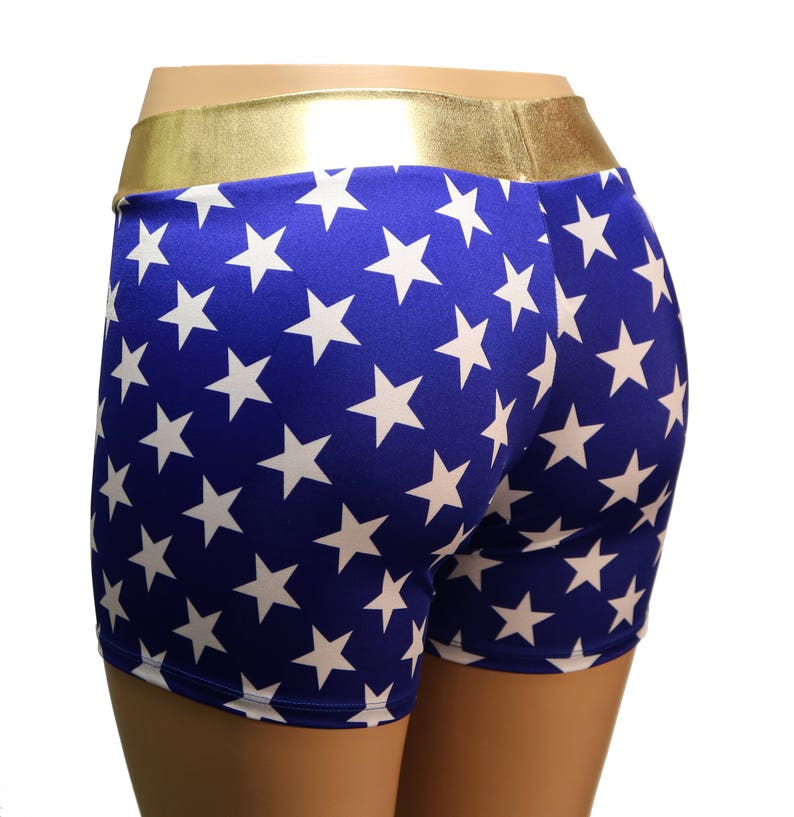 Pu&ograve; includere: Shorts blu con stampa a stelle bianche e cintura dorata.