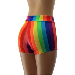 Pantaloncini in spandex a vita alta con stampa a righe arcobaleno di Dilly Duds immagine 4