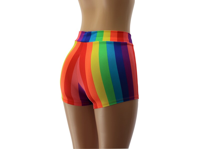 Pantaloncini in spandex a vita alta con stampa a righe arcobaleno di Dilly Duds immagine 4