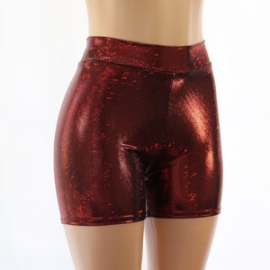 Può includere: Shorts in spandex rosso metallizzato a vita alta con finitura scintillante.