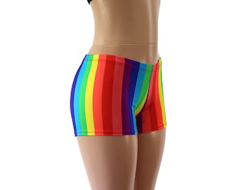 Pantaloncini a vita media con stampa a righe arcobaleno. Taglie per bambini, adulti e taglie forti.