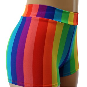 Pu&ograve; includere: Shorts a righe arcobaleno con vita alta e silhouette aderente.