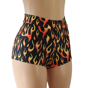 Könnte beinhalten: Schwarze Shorts mit einem Flammenmuster in Orange und Gelb.