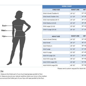 Pu&ograve; includere: Tabella delle taglie per abbigliamento con misure in pollici per vita e fianchi. La tabella include taglie per bambini e adulti, con categorie separate per taglie petite e taglie plus.