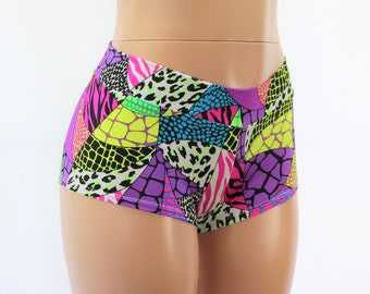 Shorts curtos de elastano com estampa patchwork, cintura média e modelagem cavada.