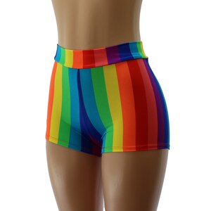 Pu&ograve; includere: Shorts a righe arcobaleno con vita alta e silhouette aderente.