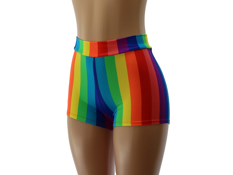 Pu&ograve; includere: Shorts a righe arcobaleno con vita alta e silhouette aderente.