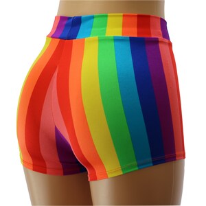 Pantaloncini in spandex a vita alta con stampa a righe arcobaleno di Dilly Duds immagine 5
