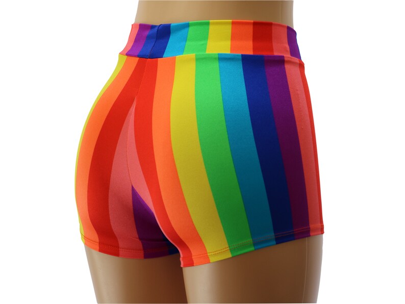 Pantaloncini in spandex a vita alta con stampa a righe arcobaleno di Dilly Duds immagine 5