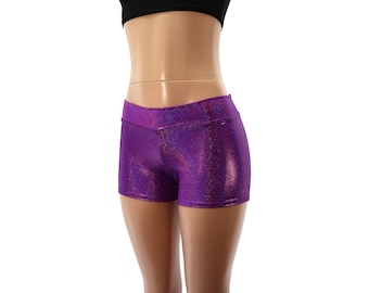 Shorts de spandex morados con mini puntos holográficos para fiestas rave.