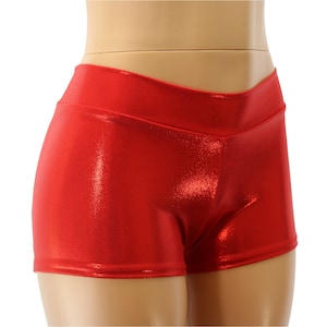 Puede incluir: Pantalones cortos rojos brillantes de cintura alta con una ligera curva en la cintura.