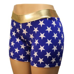 Pu&ograve; includere: Intimo a stampa di stelle blu e bianche con fascia dorata.