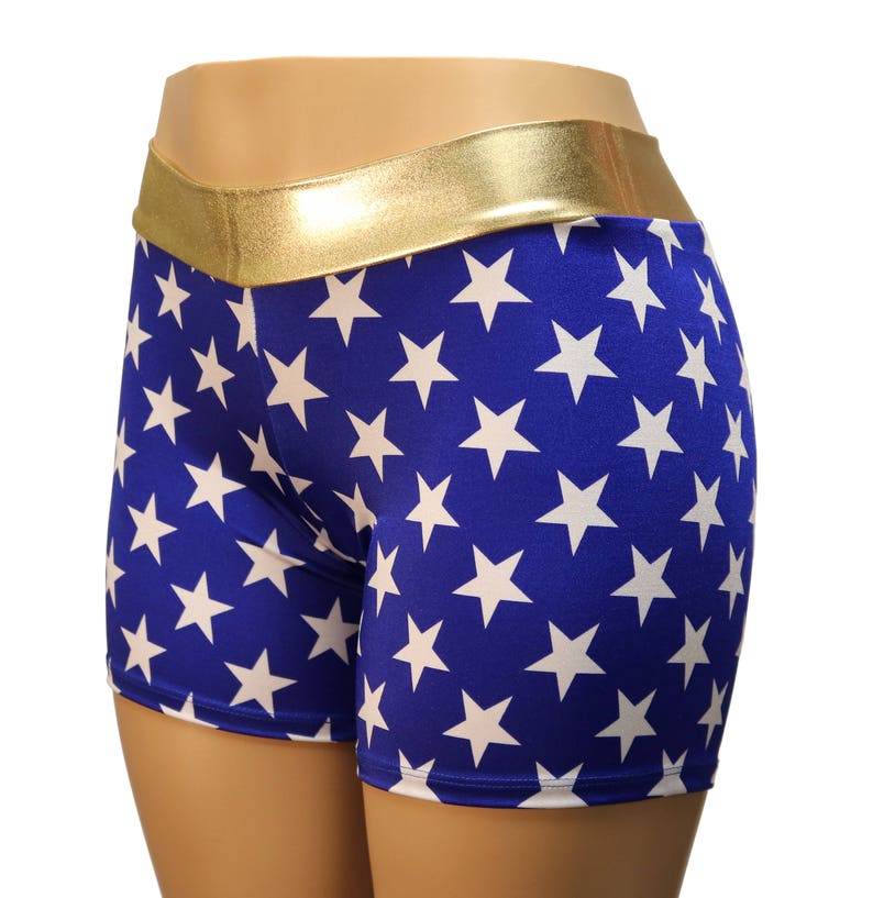 Pu&ograve; includere: Intimo a stampa di stelle blu e bianche con fascia dorata.