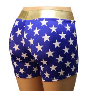 Pu&ograve; includere: Shorts blu con stampa a stelle bianche e cintura dorata.