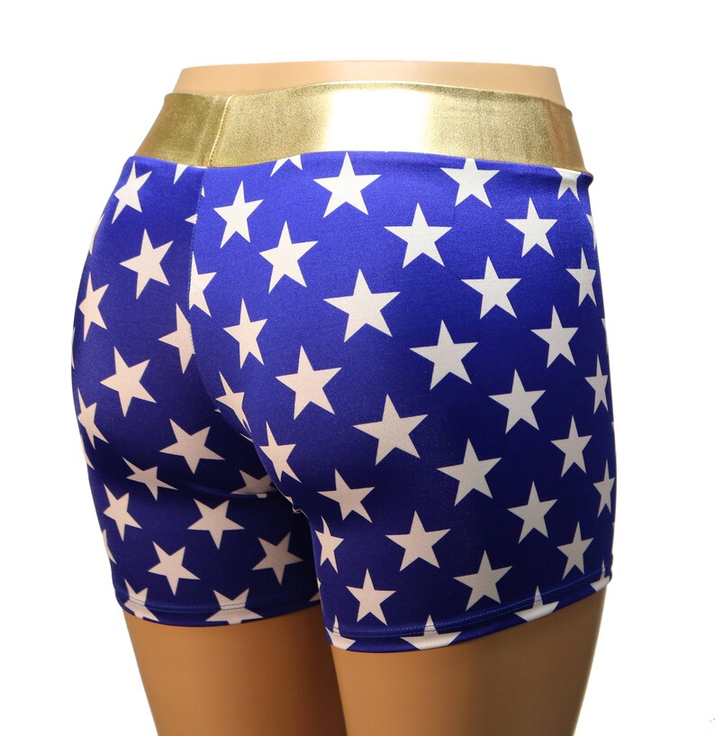 Pu&ograve; includere: Shorts blu con stampa a stelle bianche e cintura dorata.
