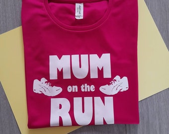 Camiseta técnica de running para mujer "Mum on the Run", regalo para corredoras, top deportivo brillante para mujer, eslóganes divertidos para correr, camiseta de alto rendimiento