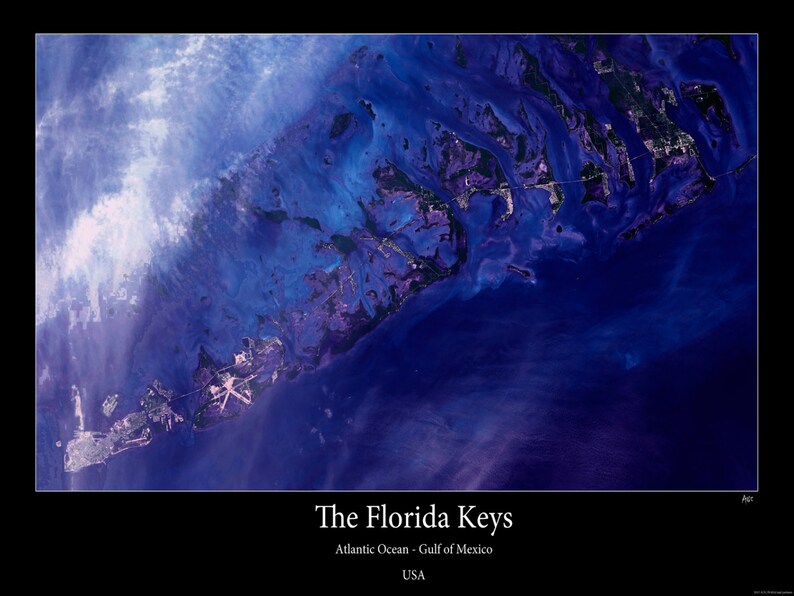 Peut inclure: Vue a&eacute;rienne des Keys de Floride, un chapelet d'&icirc;les dans l'oc&eacute;an Atlantique et le golfe du Mexique. Les &icirc;les sont d'une couleur violette vibrante, entour&eacute;es d'un oc&eacute;an bleu profond. L'image montre la g&eacute;ographie unique des Keys, avec leur forme &eacute;troite et allong&eacute;e et leurs nombreux bras de mer et canaux.