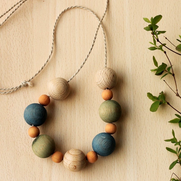 Simple chunky beaded necklace / rainbow of natural colours