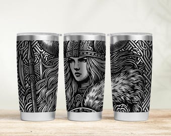 Puede incluir: Tres vasos de acero inoxidable con un diseño gráfico en blanco y negro de una guerrera con un casco con cuernos y patrones intrincados. El diseño recuerda al arte vikingo.