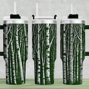 Puede incluir: Tres vasos de acero inoxidable con un diseño de árbol de abedul verde y blanco. Los vasos tienen tapas y pajitas.