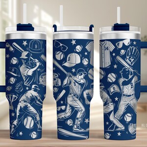 Pode incluir: Um copo azul marinho com um design de beisebol branco. O design inclui jogadores de beisebol, bolas, tacos, luvas, bonés e estrelas. O copo tem uma alça, uma tampa e um canudo.