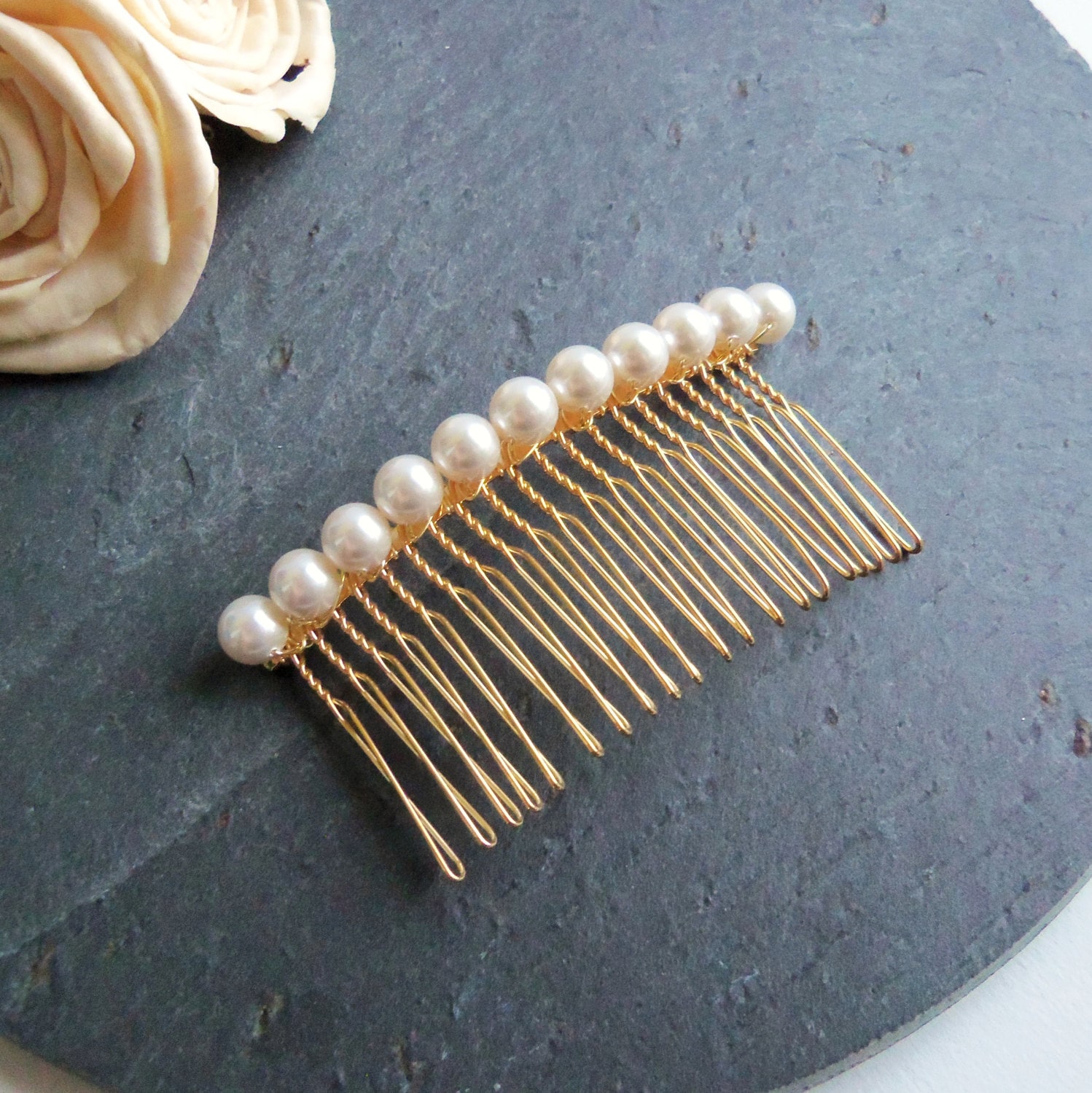 White pearl hair comb, large pearls, gold comb, crystal pearl comb, pearl hair accessories, simple pearl comb, bridal hairpiece
