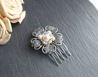cristal rouge et perles nacrées. Broche épingle fleur rose