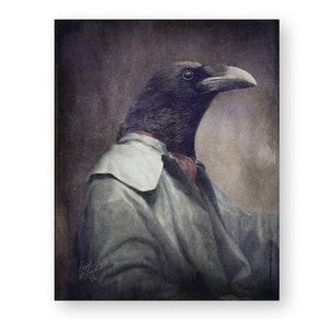 Puede incluir: Un cuervo negro con un abrigo gris con cuello blanco y una bufanda roja. El cuervo mira hacia la derecha. El fondo es de color morado oscuro.