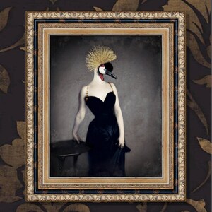 K&ouml;nnte beinhalten: Ein gerahmtes Portr&auml;t eines Kronenkranichs, der ein schwarzes Abendkleid tr&auml;gt und neben einem kleinen Tisch steht. Der Hintergrund ist dunkelgrau.