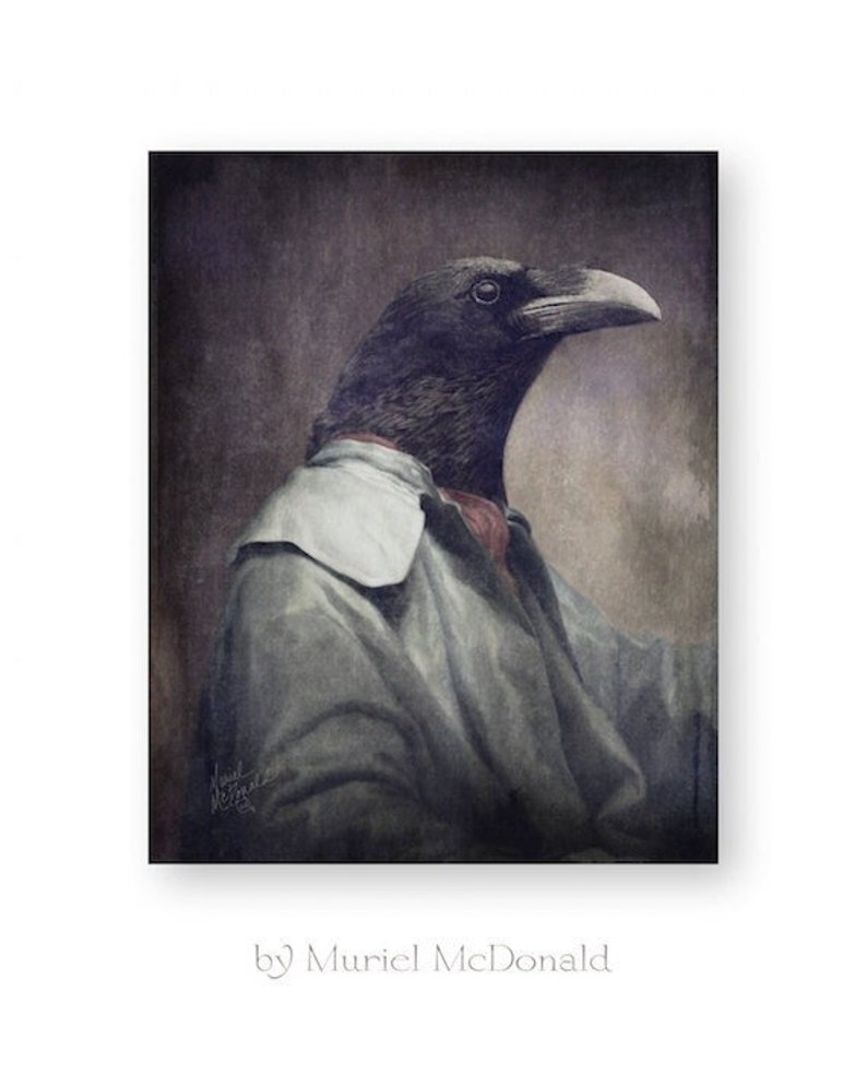 Puede incluir: Un cuervo negro con un abrigo gris con cuello blanco y una bufanda roja. El cuervo mira hacia la derecha. El fondo es de color morado oscuro.