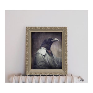 Puede incluir: Un retrato enmarcado de un cuervo negro que lleva una camisa blanca con cuello y una corbata roja. El cuervo mira hacia la derecha y tiene una expresi&oacute;n seria. El fondo es de color morado oscuro con un degradado morado claro.