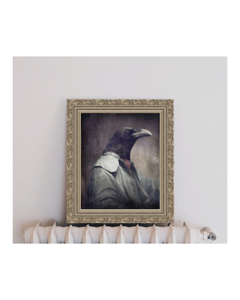 Puede incluir: Un retrato enmarcado de un cuervo negro que lleva una camisa blanca con cuello y una corbata roja. El cuervo mira hacia la derecha y tiene una expresi&oacute;n seria. El fondo es de color morado oscuro con un degradado morado claro.