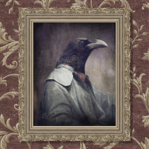Puede incluir: Un retrato enmarcado de un cuervo negro que lleva un abrigo gris con cuello blanco y corbata roja. El cuervo tiene una expresi&oacute;n seria y mira directamente al espectador.