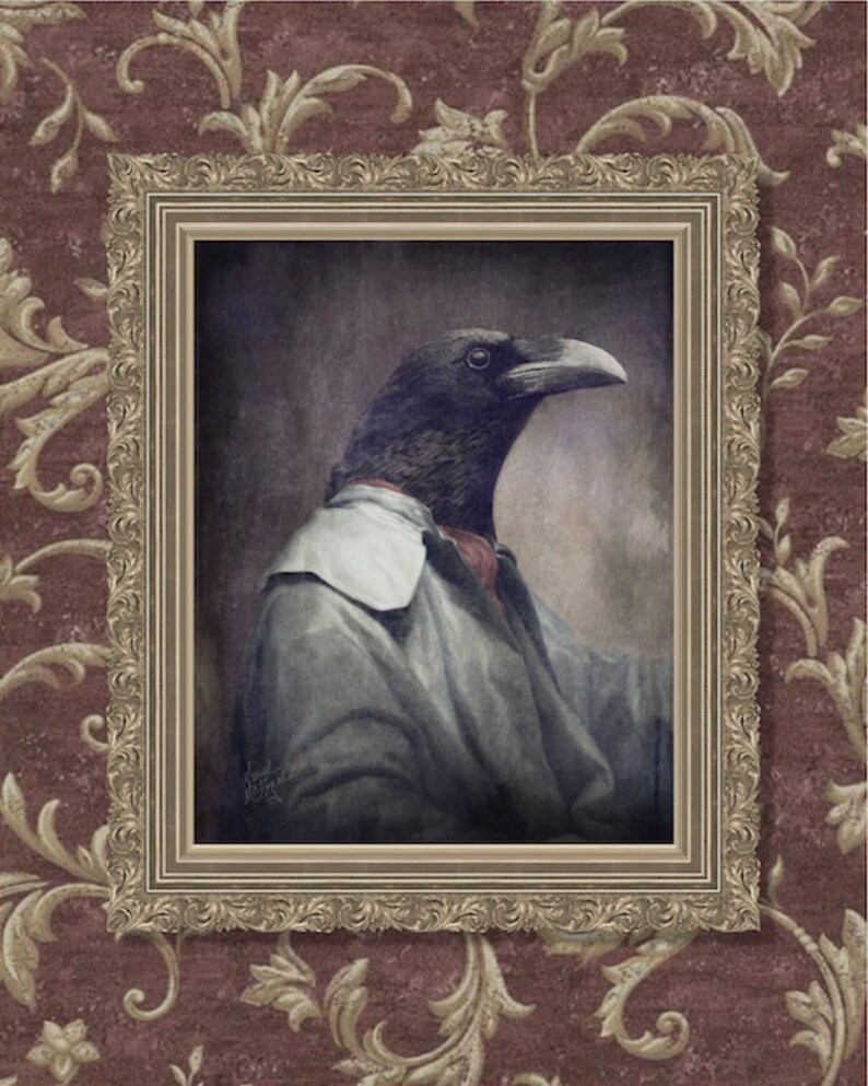 Puede incluir: Un retrato enmarcado de un cuervo negro que lleva un abrigo gris con cuello blanco y corbata roja. El cuervo tiene una expresi&oacute;n seria y mira directamente al espectador.