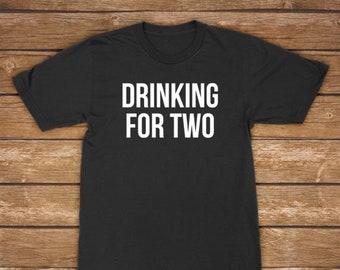Drinken voor twee | Grappig uniseks cadeau voor eerste keer vader, vader, baby zwangerschapsaankondiging - uniseks shirt