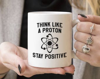 Denk als een proton Blijf positief | Grappig mokcadeau, koffiemokken, cadeau-ideeën voor nerds, nerds, wetenschapsleraar, cafeïneliefhebber