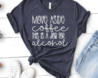 Puede incluir: Una camiseta azul marino con el texto blanco "MOVE ASIDE coffee THIS IS A JOB FOR alcohol". La camiseta está anudada en la cintura y se muestra con vaqueros azules y zapatillas blancas.