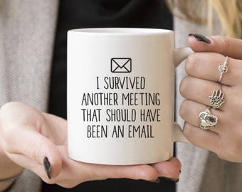 Ik heb weer een vergadering overleefd die een e-mail had moeten zijn | Grappig cadeau, koffiemokken, cadeau-ideeën voor kantoor, werk, cafeïneliefhebber, hem of haar