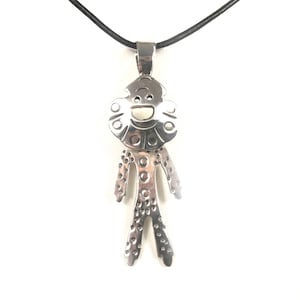 Clown artisanal en argent sterling fabriqué à la main de 2 5/8 po. Collier avec cordon en cuir