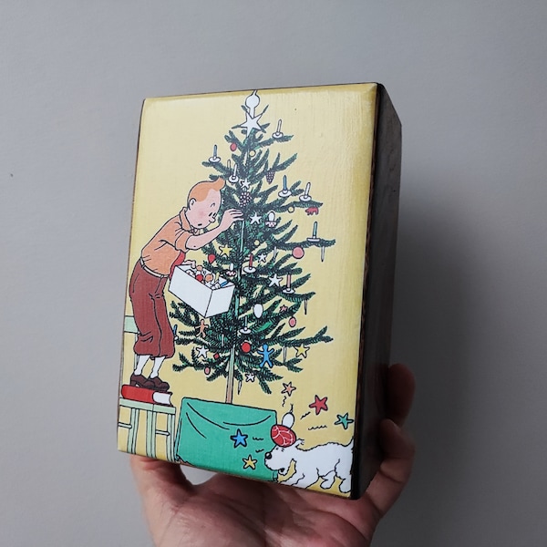 Houten kerstdoos met tenten decoupage, vintage illustratie van tenten die kerstboom versieren, kerstcadeaudoos met stripheldomslag