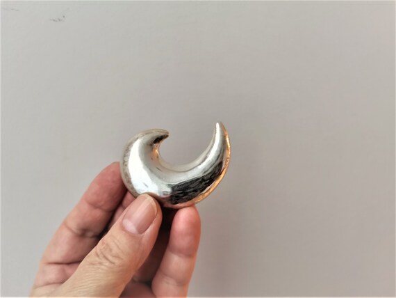 Silver crescent brooch, paisley shaped, vintage sterling silver brooch, modern gleaming silver brooch