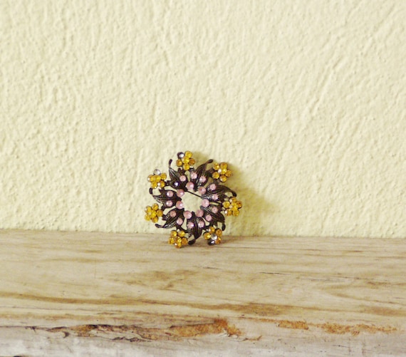 Vintage flower brooch, late seventies metal brooch in copper, pink and yellow, vintage flower jewelry, metal beaded brooch