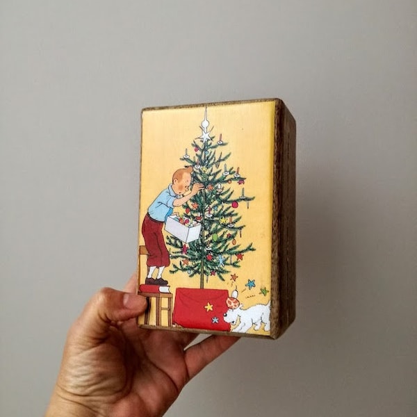 Boîte en bois de Noël avec découpage tenten, illustration vintage de tenten décorant l’arbre de Noël, boîte cadeau de Noël avec couverture de héros de bande dessinée