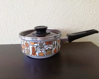 Vintage enamel scaucepan, vintage emaille cooking pot with long handle and cooking stuff decor, beige enamel milk warming pot