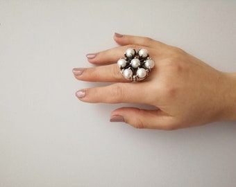 Vintage pearl ring, flower shaped silver ring with white pearls, seven pearls flower ring, oxidised sterling ring, vintage gem stone ring